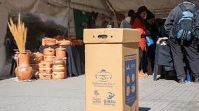 Ambiente y GIRSU Jujuy S.E. distribuyeron contenedores reciclables para los residuos en Plaza Espa&ntilde;a