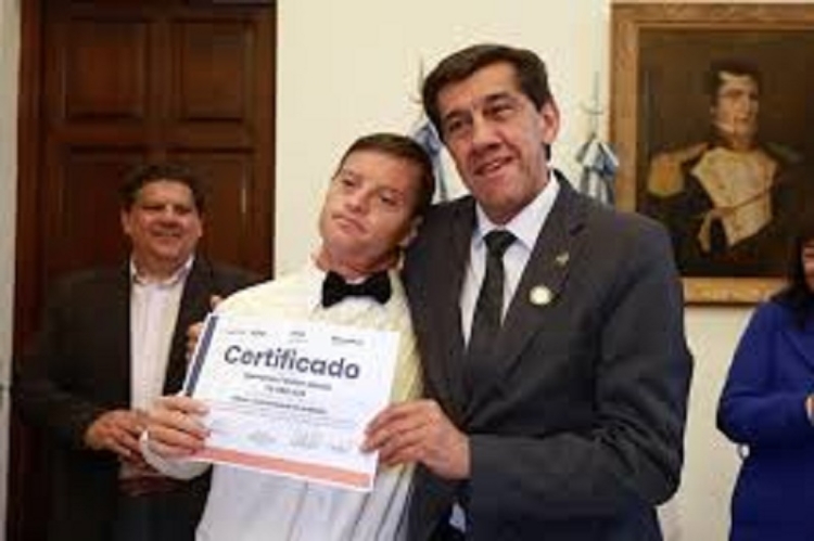 El gobernador entreg&oacute; certificados de capacitaci&oacute;n a personas con discapacidad