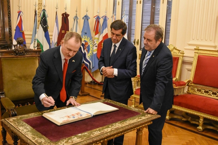 Sadir y Bernis encabezaron la recepci&oacute;n oficial al embajador de Estados Unidos en Casa de Gobierno