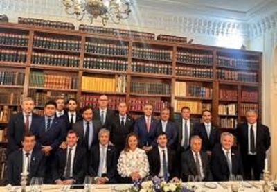 Cena con 12 gobernadores en Par&iacute;s: Santilli negocia las PASO y afianza el v&iacute;nculo con las provincias