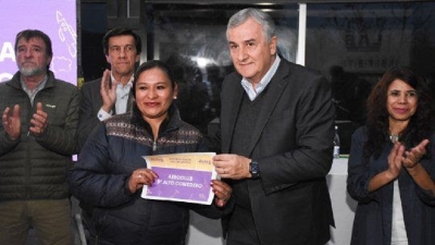 Morales entreg&oacute; insumos a 52 merenderos de Capital