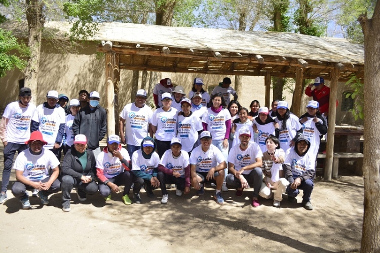 Leila Chaher junto a mujeres y j&oacute;venes de Quebrada y Puna