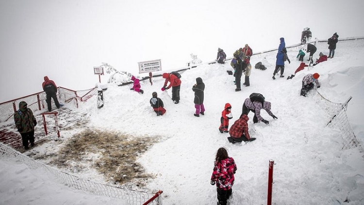 Lleg&oacute; la esperada nieve en Bariloche y se reactivan las pistas de esqu&iacute;