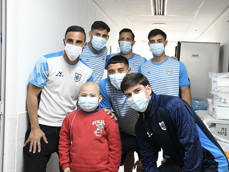 Entrega de juguetes: el coraz&oacute;n albiceleste lati&oacute; con fuerza en el Materno Infantil