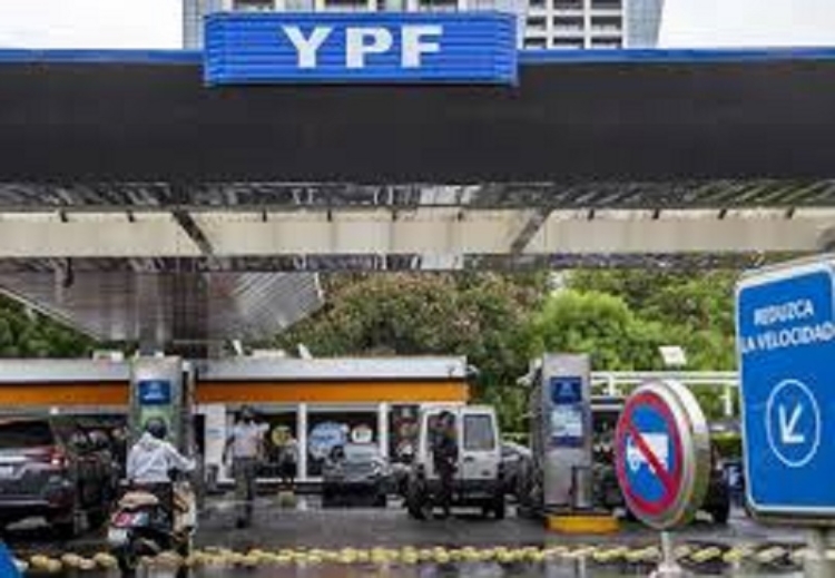 YPF confirm&oacute; un aumento del 1% en los combustibles y alarg&oacute; el congelamiento por 45 d&iacute;as m&aacute;s