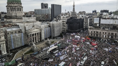 Violencia, aborto y feminizaci&oacute;n de la pobreza, las "deudas" reclamadas en las calles del 8M