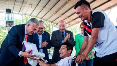El Gobernador entreg&oacute; tablets en tres municipios del interior