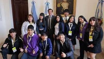 Sadir recibi&oacute; a los estudiantes juje&ntilde;os que brillaron en la Feria del Libro con "Historias que dan miedo"