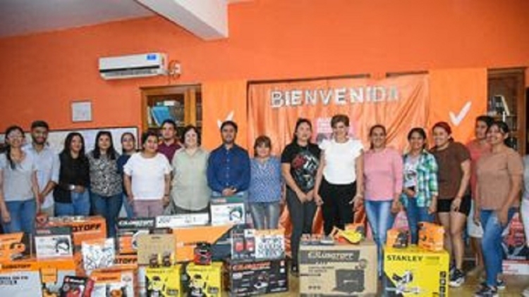 Entrega de herramientas y bienes para emprendimientos sustentables