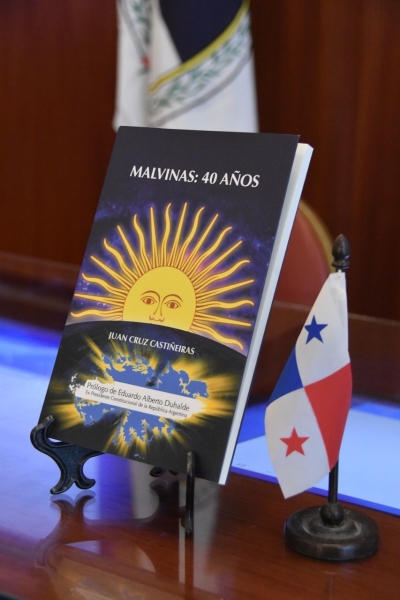 En la legislatura presentaron el libro &ldquo;Malvinas: 40 a&ntilde;os&rdquo; del escritor Juan Cruz Casti&ntilde;eiras