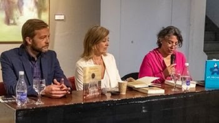 Se present&oacute; el libro "Tierra Ardiente"