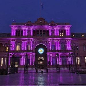 La Casa de Gobierno luci&oacute; violeta por el aniversario de "Ni una Menos"