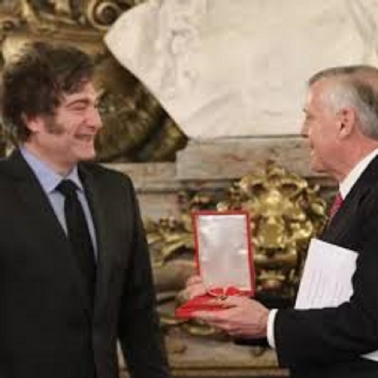 En Casa Rosada, Javier Milei condecor&oacute; con la Orden de Mayo al economista Jes&uacute;s Huerta de Soto