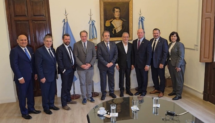 Alberto Bernis recibi&oacute; en Casa de Gobierno a la comitiva del Estado de Utah
