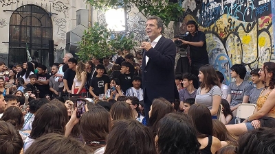 Massa a los estudiantes: "El amor y la esperanza siempre le ganan al odio y la violencia"