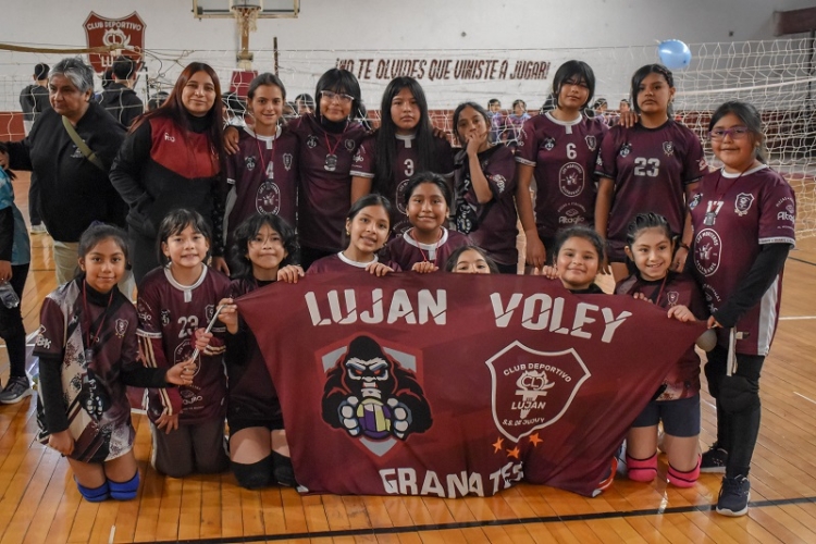 Una gran fiesta del mini v&oacute;ley se vivi&oacute; en club Luj&aacute;n