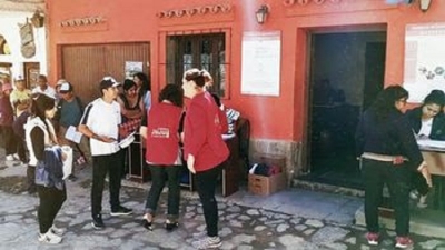 Sikuris que peregrinan a Punta Corral reciben ayuda oficial
