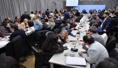 Ley Bases: oficialismo y dialoguistas firmaron en Diputados dictamen de mayor&iacute;a y se votar&aacute; el jueves