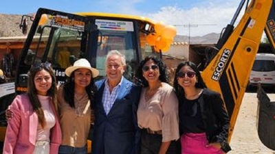 El Gobierno entreg&oacute; una retroexcavadora a la Comisi&oacute;n Municipal de Uqu&iacute;a