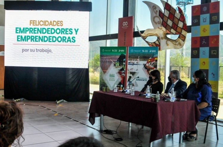 Emprendedoras y emprendedores, ex recuperadores de los basurales, reciben fondos de parte del Gobierno provincial