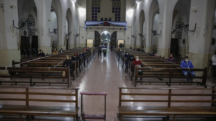 Habilitan los oficios religiosos en lugares cerrados con aforo del 30 por ciento