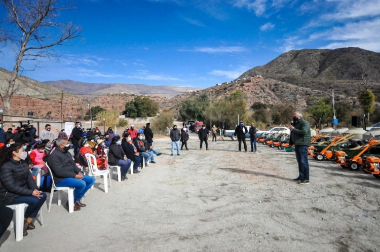 En Tumbaya. El Gobierno entreg&oacute; herramientas e insumos a comunidades abor&iacute;genes de la Provincia