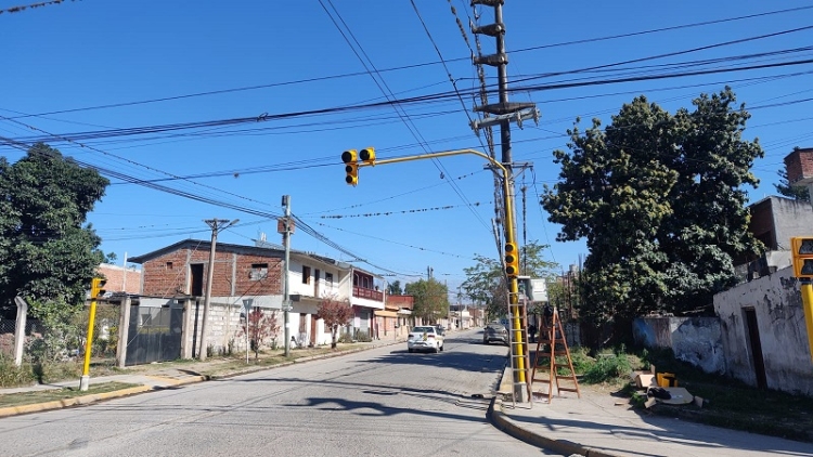 Nueva instalaci&oacute;n de sem&aacute;foros para mayor seguridad de peatones y conductores
