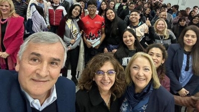 Morales entreg&oacute; subsidios a m&aacute;s de 40 colegios para la construcci&oacute;n de carrozas