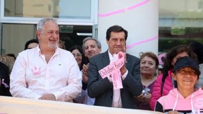 Multitudinaria caminata por el cierre del "Octubre Rosa"