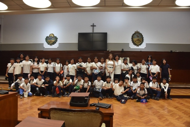 Alumnos de la Escuela N&deg;452 Legado Belgraniano visitaron la Legislatura