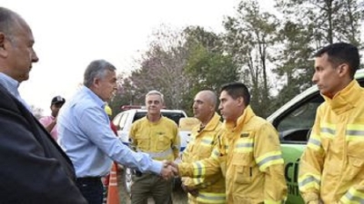 El Gobernador recorri&oacute; la zona afectada y salud&oacute; a brigadistas