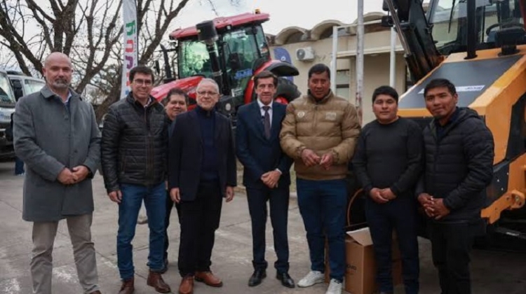 Jujuy fortalece el parque automotor de comisiones municipales con nueva maquinaria y equipamiento