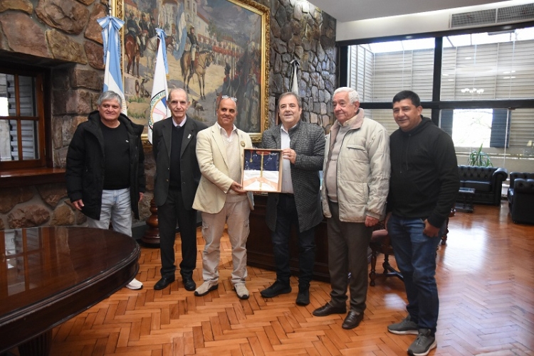 Bernis entreg&oacute; una Bandera Nacional de la Libertad Civil para la Escuela Legado Belgraniano