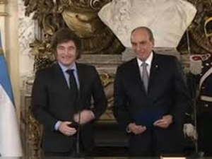 Milei tom&oacute; juramento a Francos como jefe de Gabinete