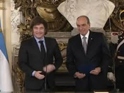 Milei tom&oacute; juramento a Francos como jefe de Gabinete