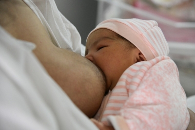 Menos de la mitad de las juje&ntilde;as puede amamantar a sus hijos hasta los 6 meses