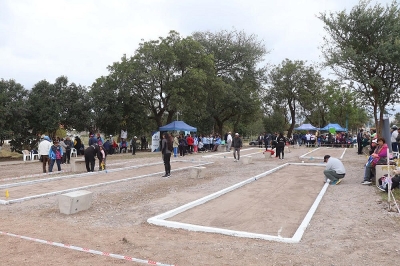 El intendente Rivarola inaugur&oacute; nuevas canchas de tejo en plaza de la tercera edad