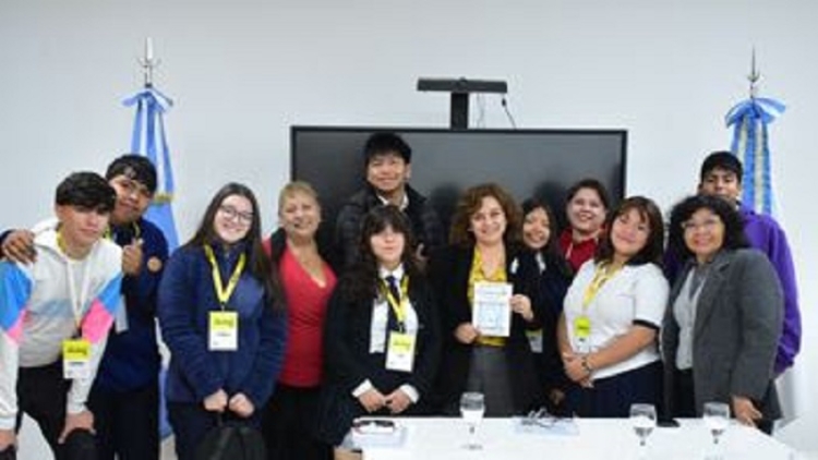 La ministra Serrano recibi&oacute; a la delegaci&oacute;n del Bachillerato N&deg;2