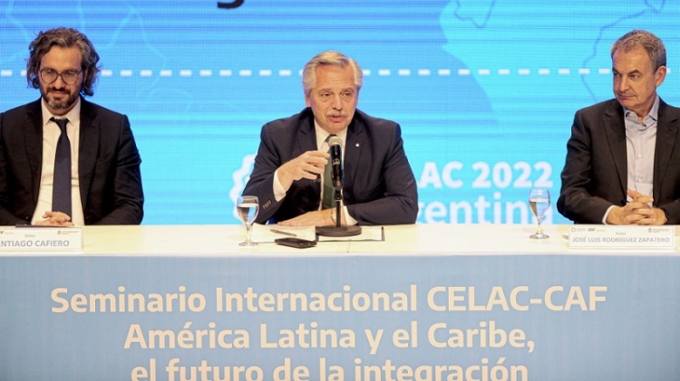 Fern&aacute;ndez llam&oacute; a institucionalizar la Celac y pidi&oacute; cese de bloqueos a Cuba y Venezuela