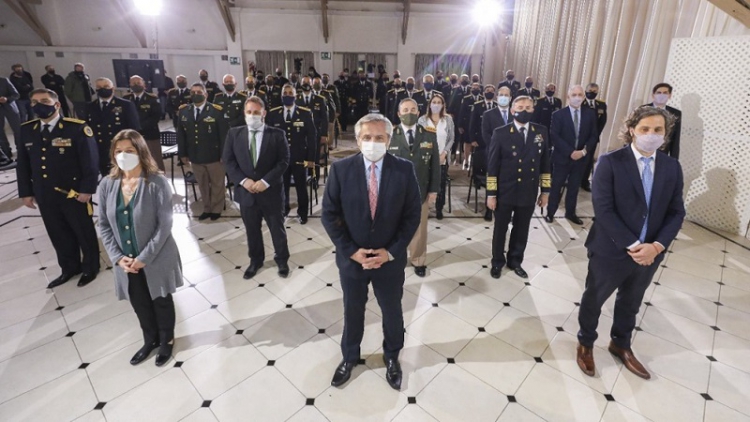 Fern&aacute;ndez destac&oacute; rol de las fuerzas de seguridad en pandemia y les pidi&oacute; preservar el Estado de Derecho