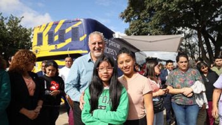 2.467 alumnos recibieron sus anteojos gratis