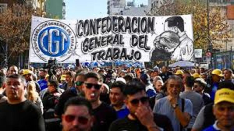 La CGT present&oacute; un amparo contra el decreto del Gobierno que limita las huelgas