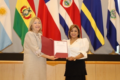 Entregan medalla de honor a Senadora Giacoppo por su servicio al combate de la corrupci&oacute;n