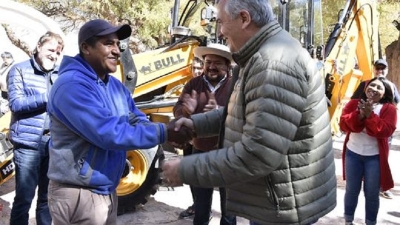 Morales entreg&oacute; una m&aacute;quina retroexcavadora al pueblo de Purmamarca