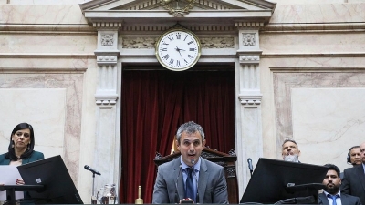 Principio de acuerdo entre el oficialismo y bloques opositores para aprobar la ley "Bases"