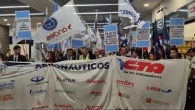 Gremios aeron&aacute;uticos comenzaron las Asambleas en Ezeiza antes de lo anunciado y afectaron vuelos reprogramados.