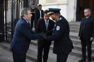 Autoridades provinciales acompa&ntilde;aron el izamiento de la Bandera Nacional y la Bandera Nacional de la Libertad Civil en la Semana de la Polic&iacute;a.