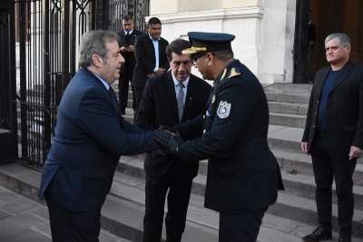 Autoridades provinciales acompa&ntilde;aron el izamiento de la Bandera Nacional y la Bandera Nacional de la Libertad Civil en la Semana de la Polic&iacute;a.