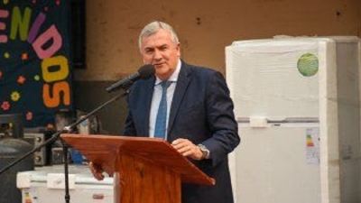Gerardo Morales entreg&oacute; equipamiento de cocina para 60 escuelas de capital y el interior