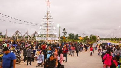 Vecinos de Alto Comedero encendieron un imponente &aacute;rbol de Navidad